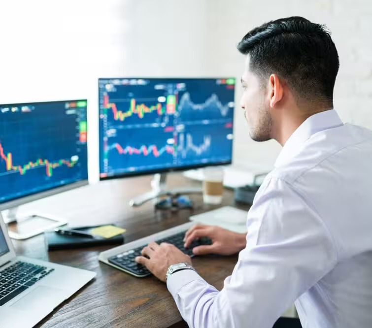 Collaborative trading team reviewing performance charts